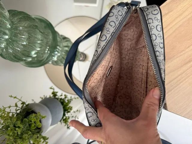 bolsa guess - original cor azul com monograma da marca - Foto 3