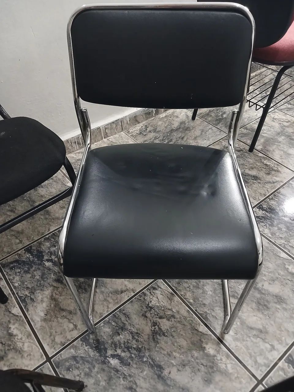 Vendo 5 cadeiras com pequenas avarias - Foto 2