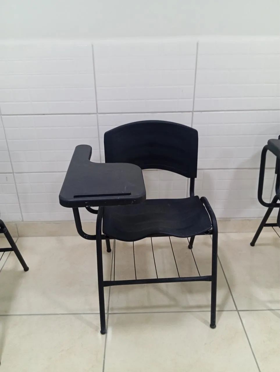 KIT 20 CADEIRAS UNIVERSITÁRIAS PLASTICA PRANCHETA PRETO  - Foto 4
