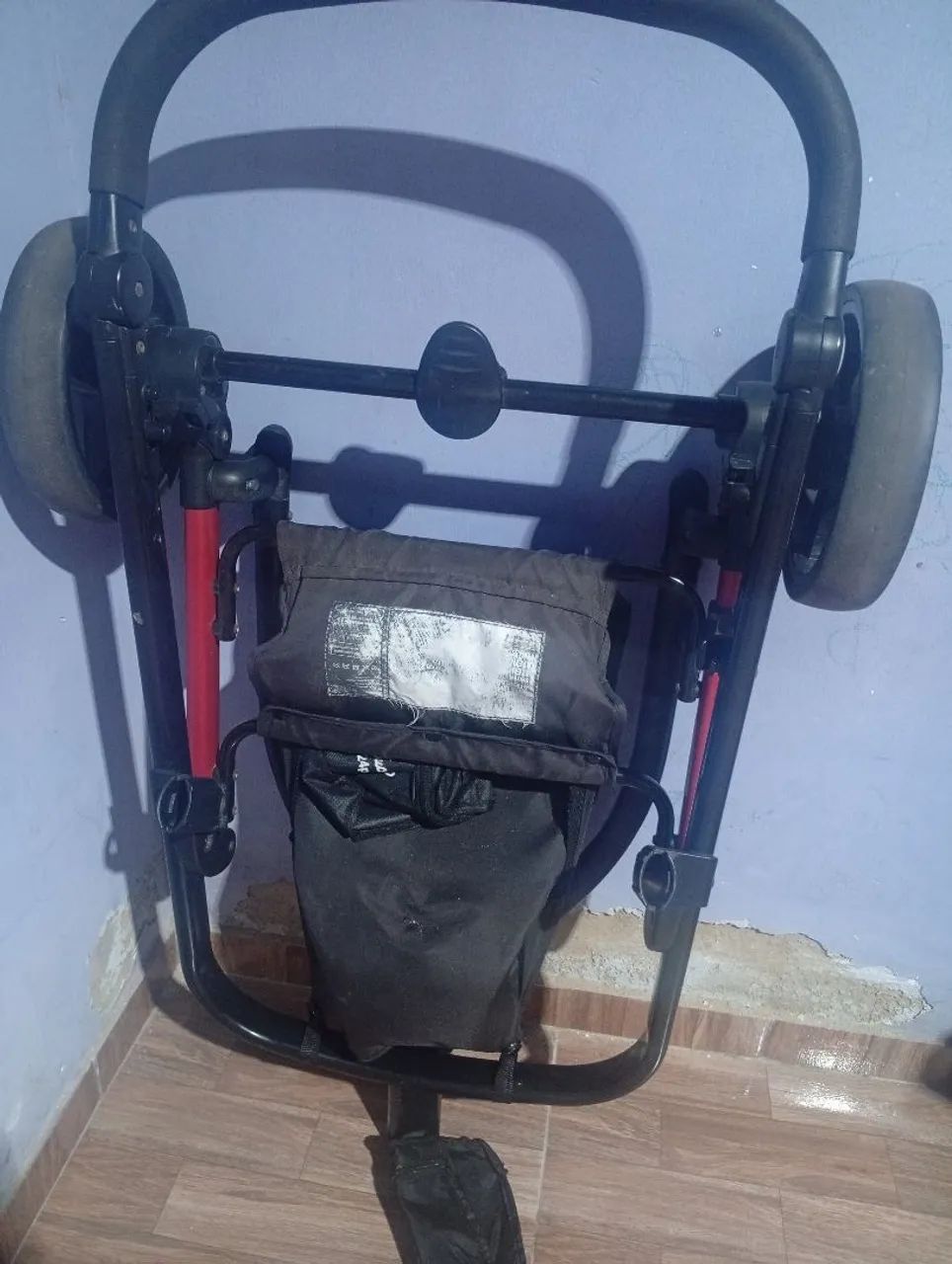 Vendo carrinho e chiqueirinho completo