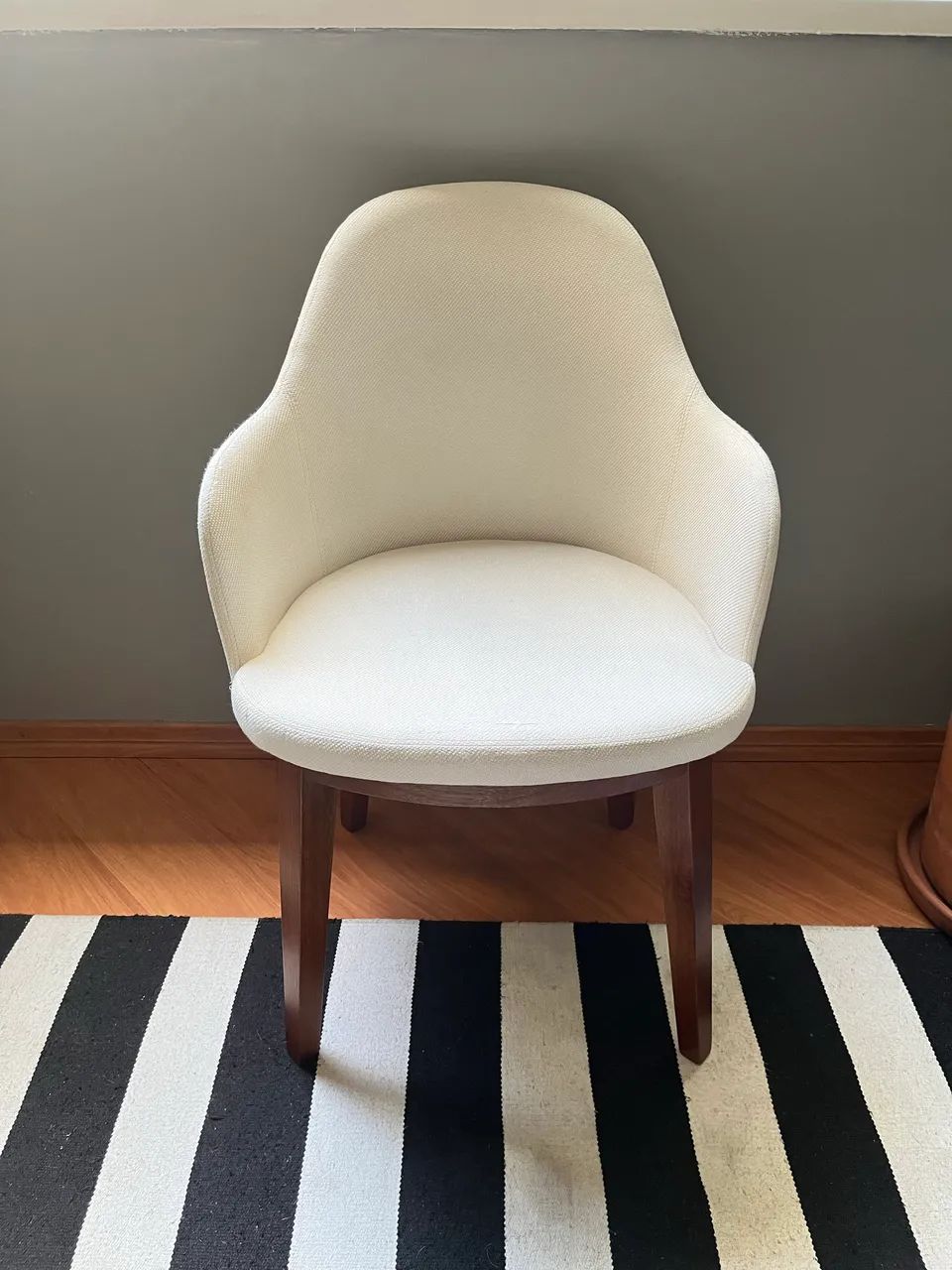 Cadeira estofada com braços off white - Foto 2