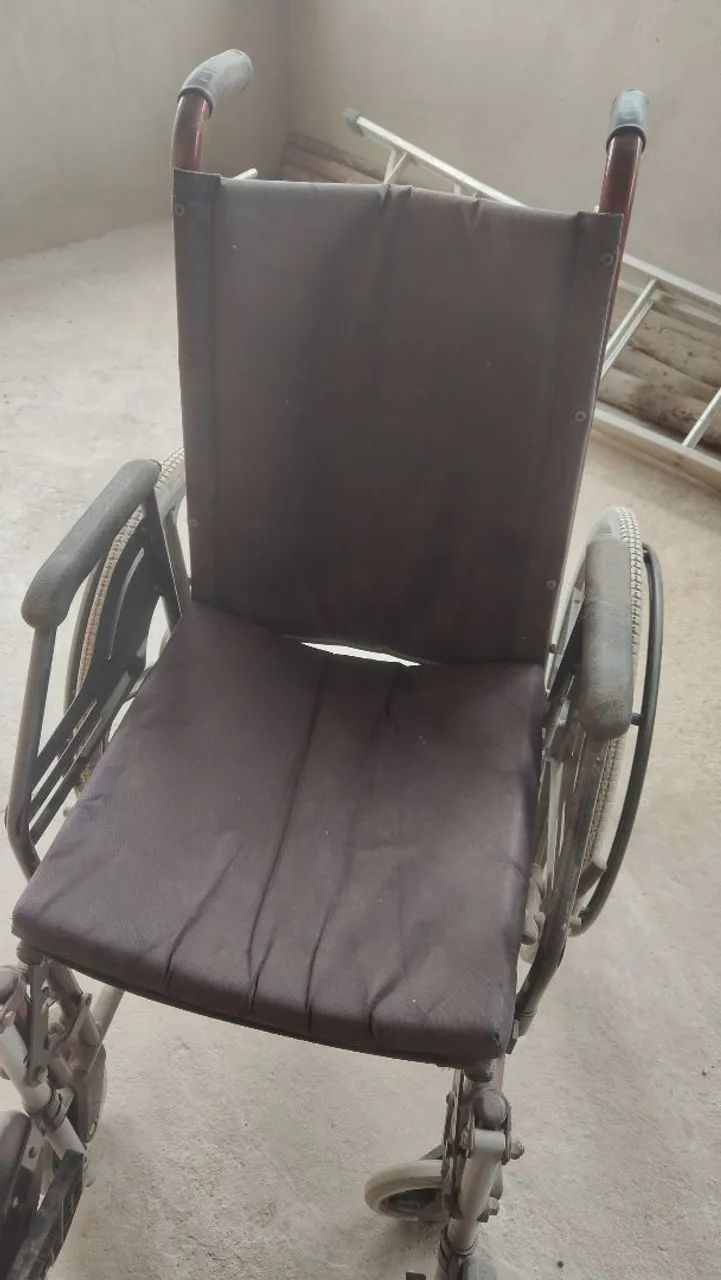 Vendo cadeira de rodas usada  - Foto 5