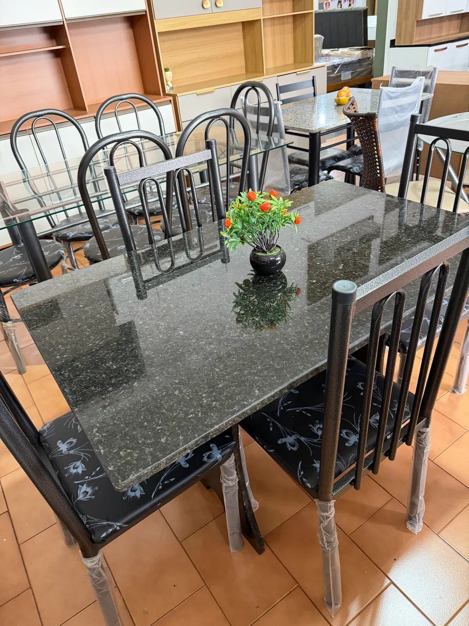 Mesa Pé de Pedra Com 04 Cadeiras Nova  - Foto 3