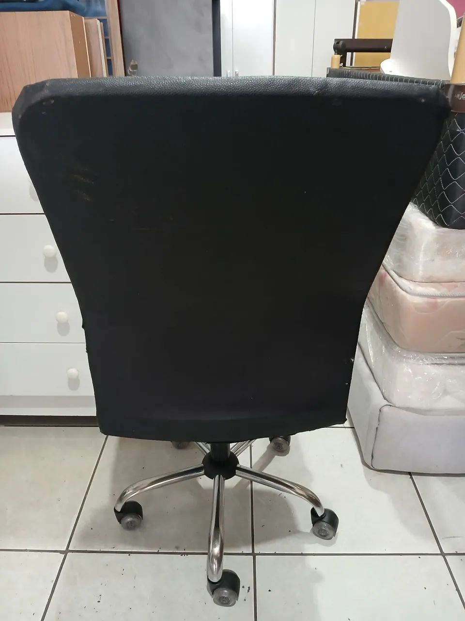 Cadeira hidráulica e giratória reformada  - Foto 3