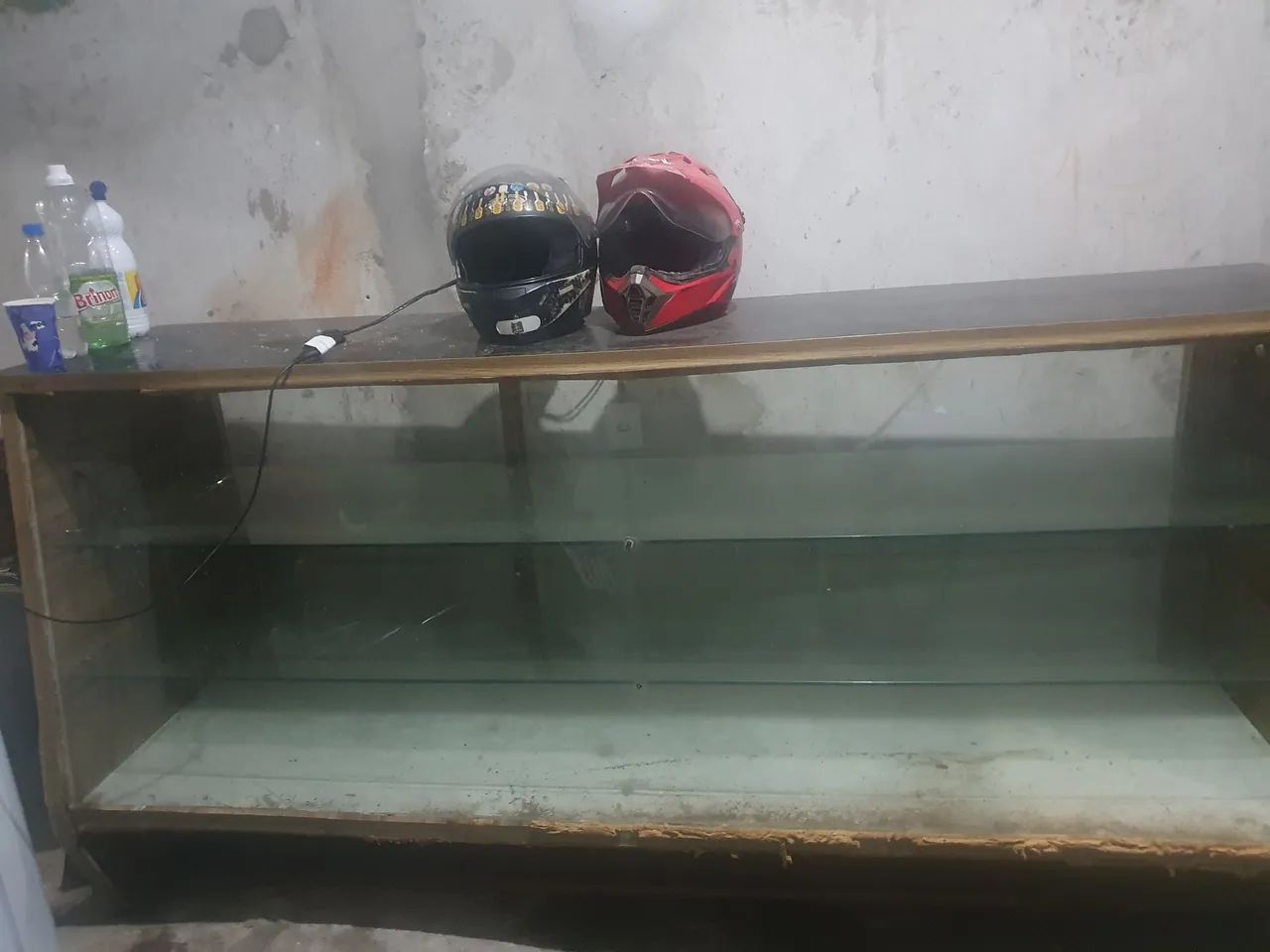 Vende-se  expositor para retirar os vidro no precinho.     