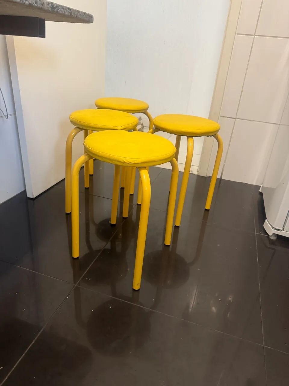 Kit 4 banquetas amarelas tok stok - Foto 2