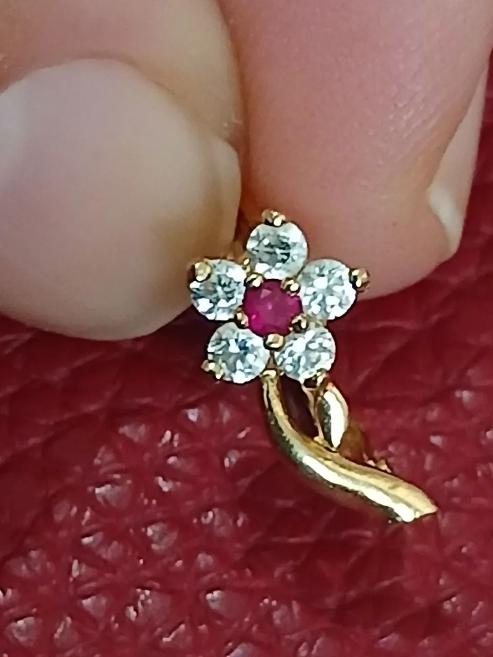 Piercing  flor com rubi ouro 18k 750 0,7g