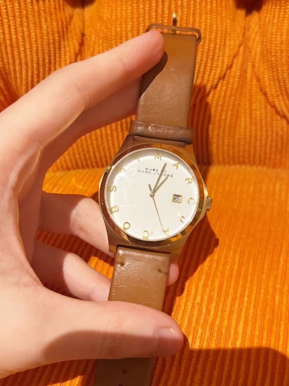 relógio marc jacobs dourado em couro  - Foto 4