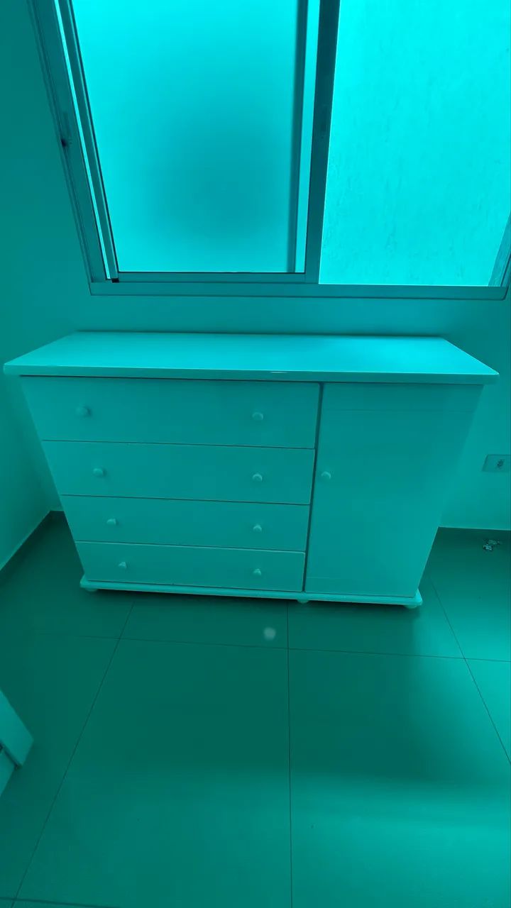 Cômoda branca em MDF