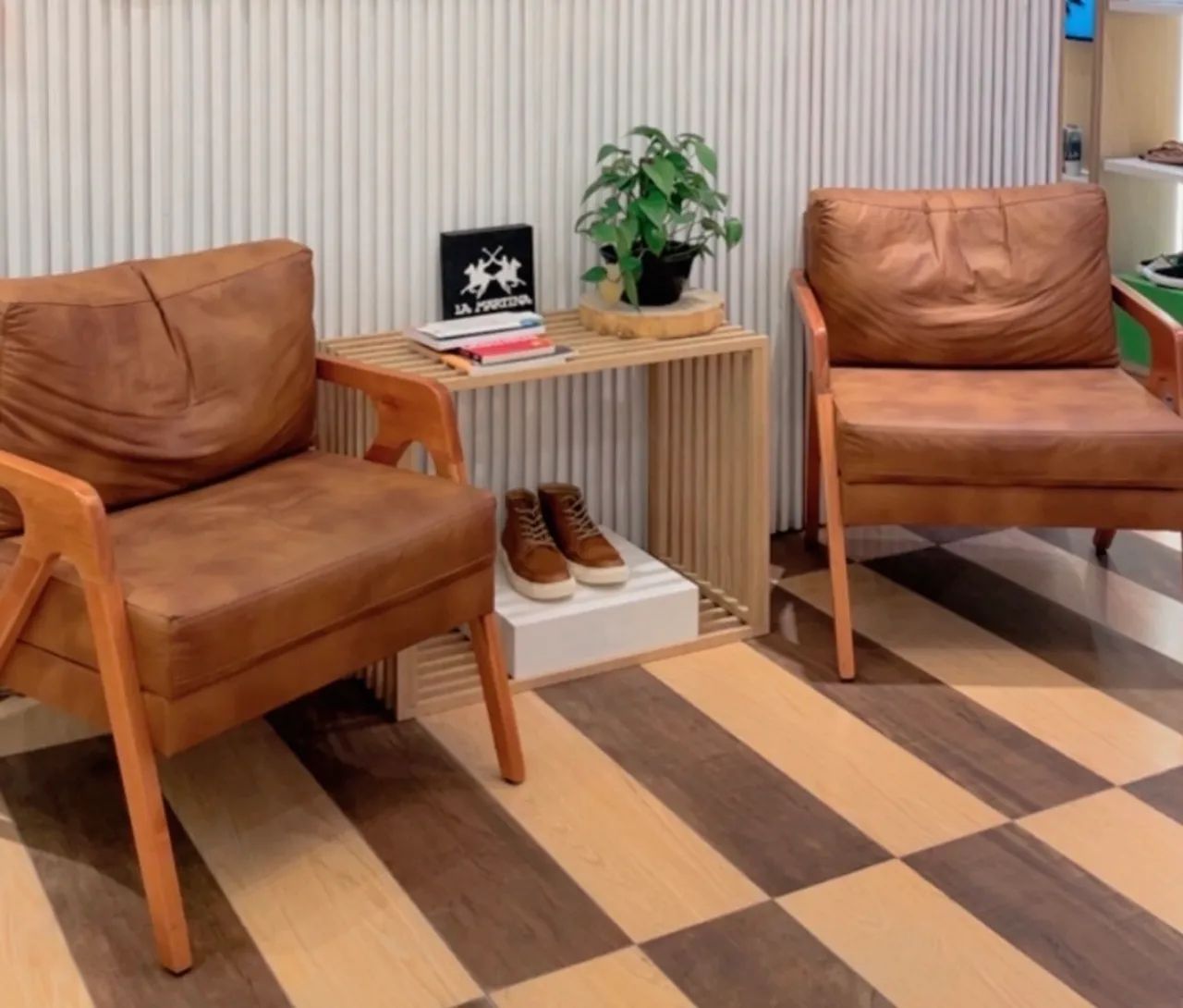 Poltronas em Madeira e Couro Sintético - Elegância e Conforto - Foto 3