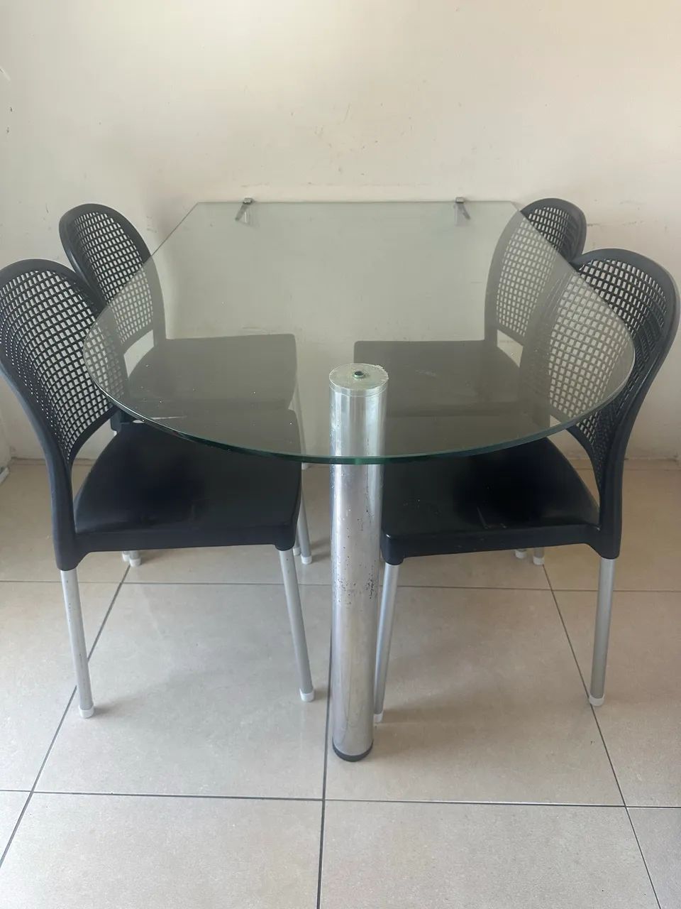 Mesa de jantar de vidro com 4 cadeiras  - Foto 2