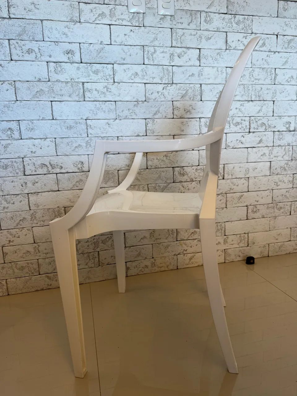  Kit 4 Cadeiras Brancas Design Moderno com Braço - Ótimo Estado - Foto 3