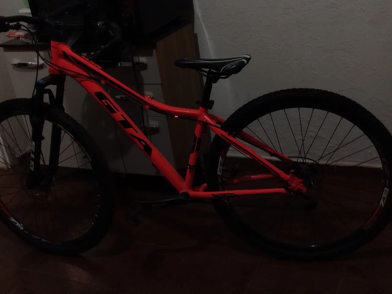 Vendo bicicleta semi nova, são duas. 
