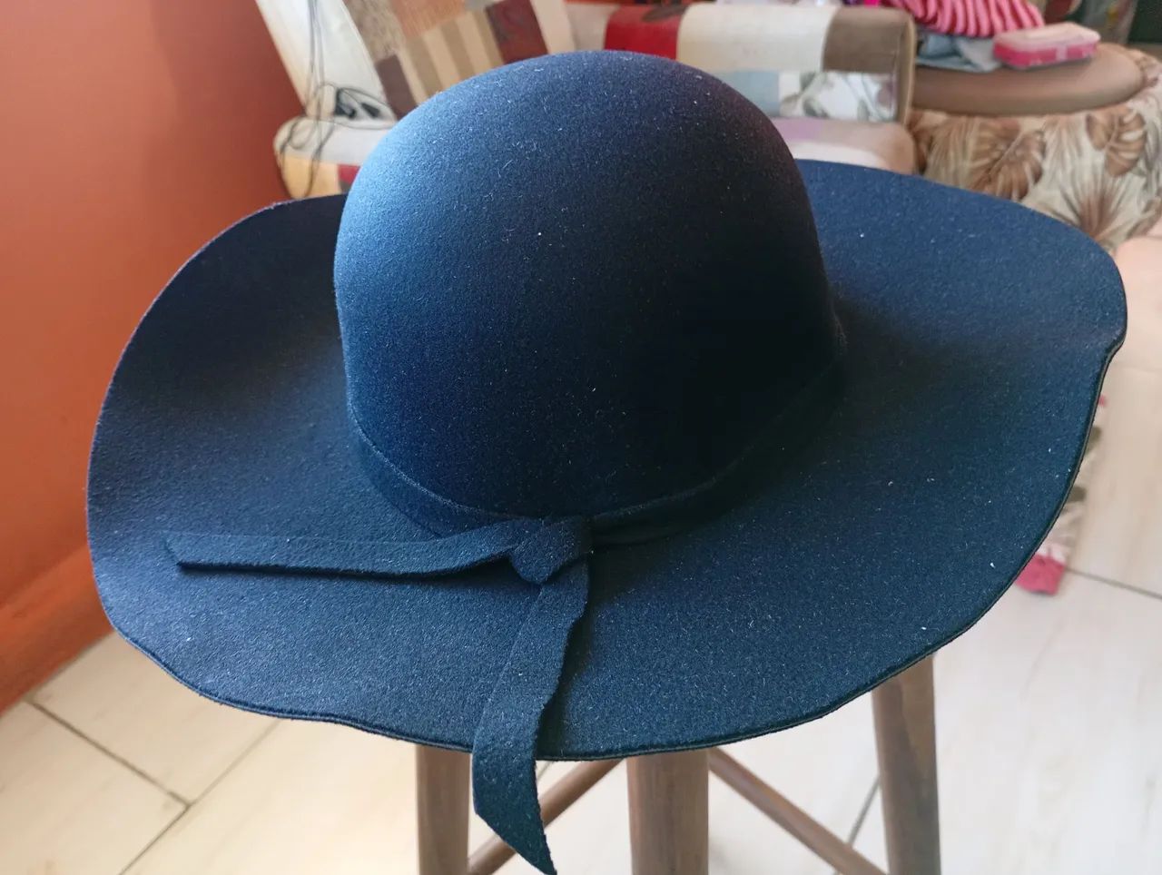 Chapéu elegante Floppy Preto Feminino de aba Flexível Com Laço.  - Foto 3