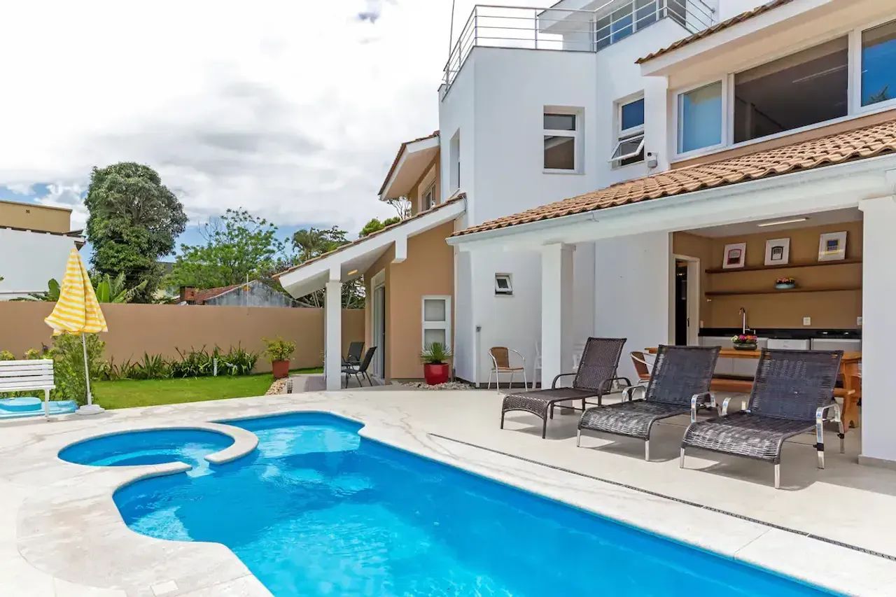Casa com 495m², 4 dormitórios, 2 suítes, na Daniela em Florianópolis