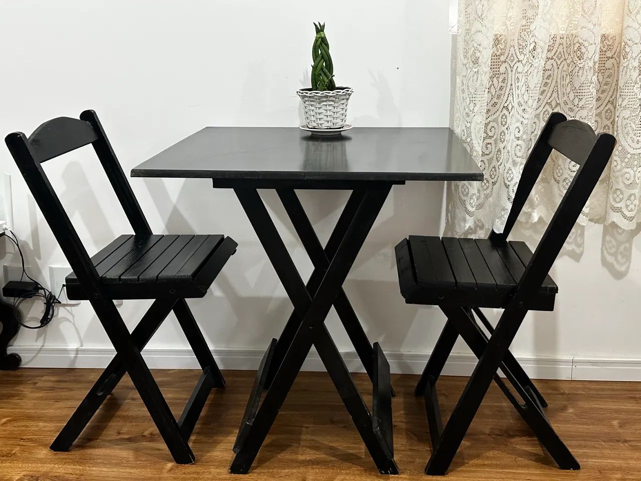 CONJUNTO DE MESA / 4 CADEIRAS 