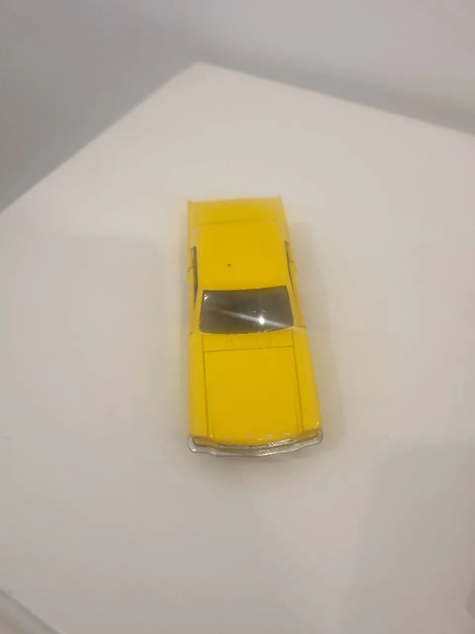 Carrinho de ferro mustang amarelo