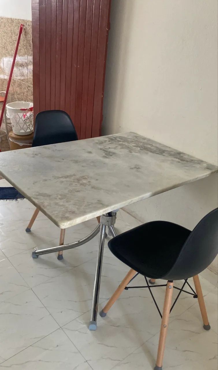 Mesa de mármore com 2 cadeiras  - Foto 2