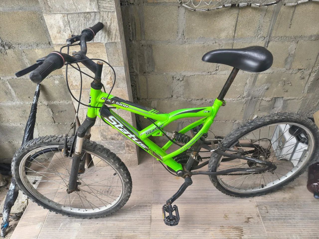 Vendo bicicleta usada com amortecedor em bom estado.