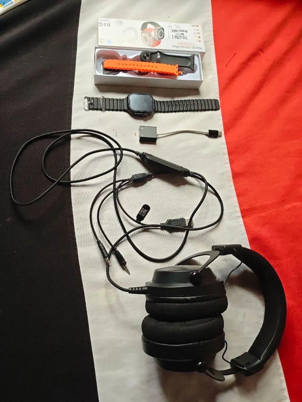 Fone, relógio pulseira, adaptador 
