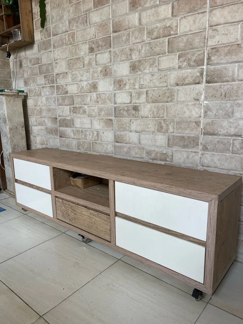 Rack para TV com Gavetas e Rodinhas - Foto 2