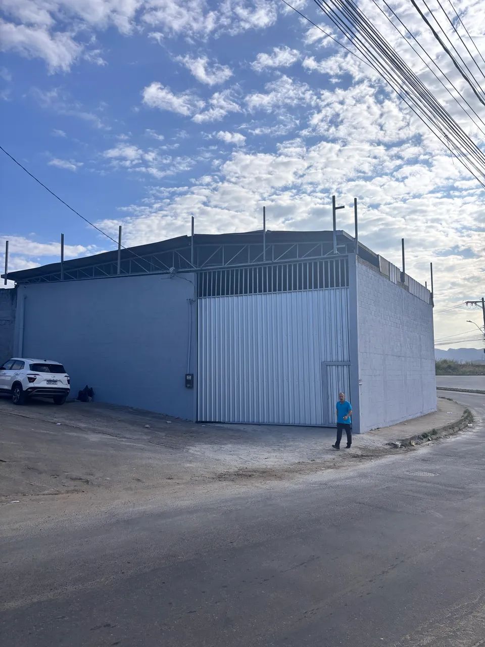 Alugo galpão de 650 metros com doca 