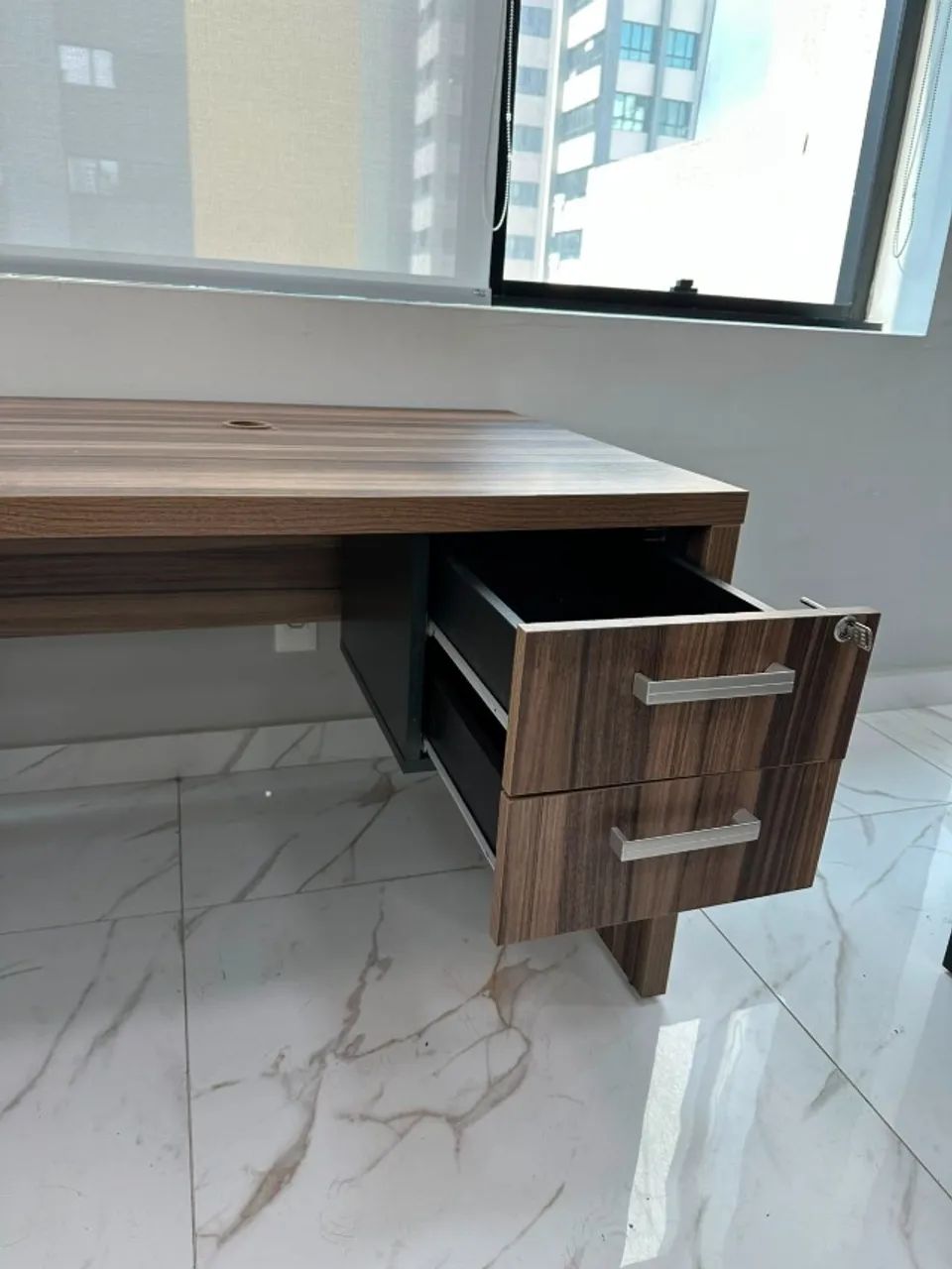 Mesa de Escritório com Gaveteiro