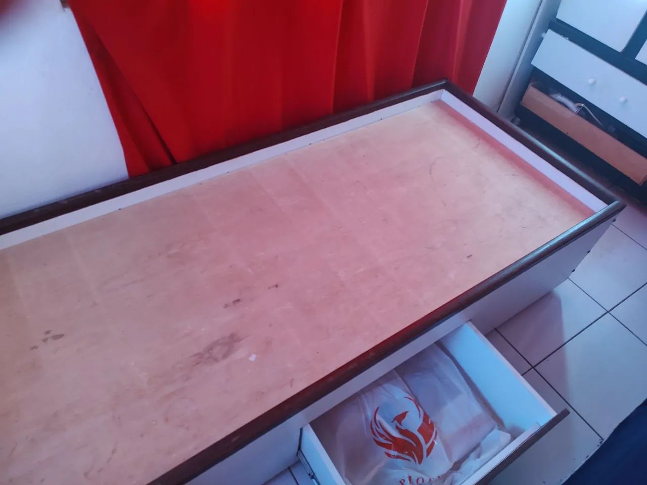 Cama de madeira  maciça com gaveta ampla - Foto 3