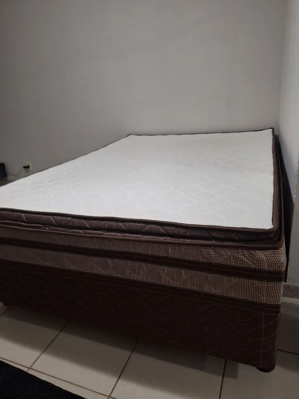 Cama box com colchão acoplado.