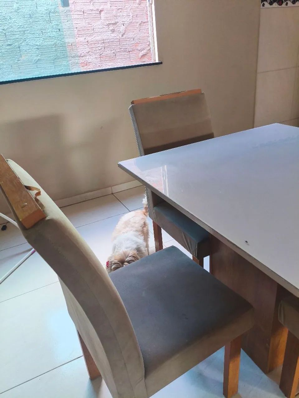Mesa com tampo de vidro quadrada e 4 cadeiras - Foto 3
