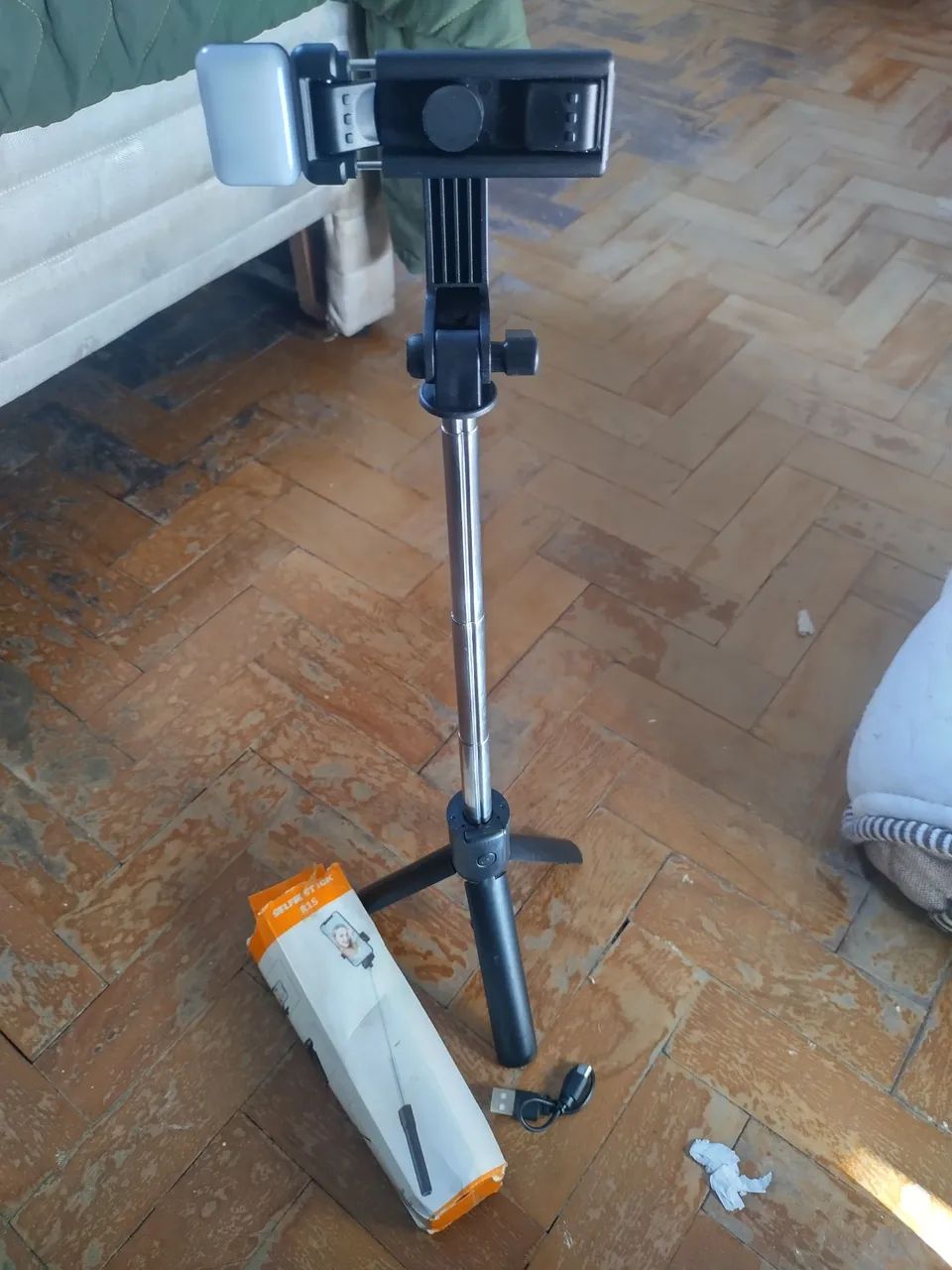 Tripé para celular com botão de fotos  - Foto 3