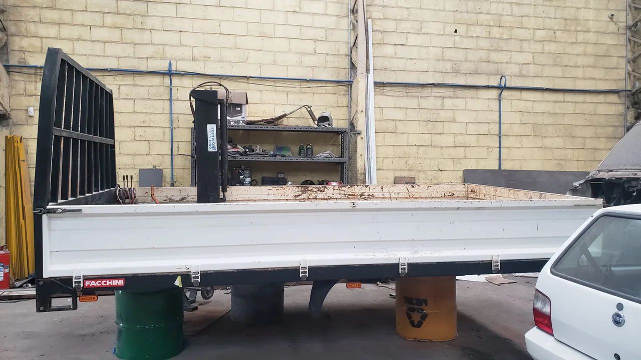 Carroceria de ferro com munck elétrico  - Foto 3