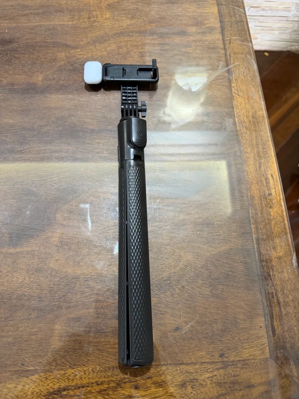 Bastão de Selfie com Tripé + Luz LED para Celular - Foto 5