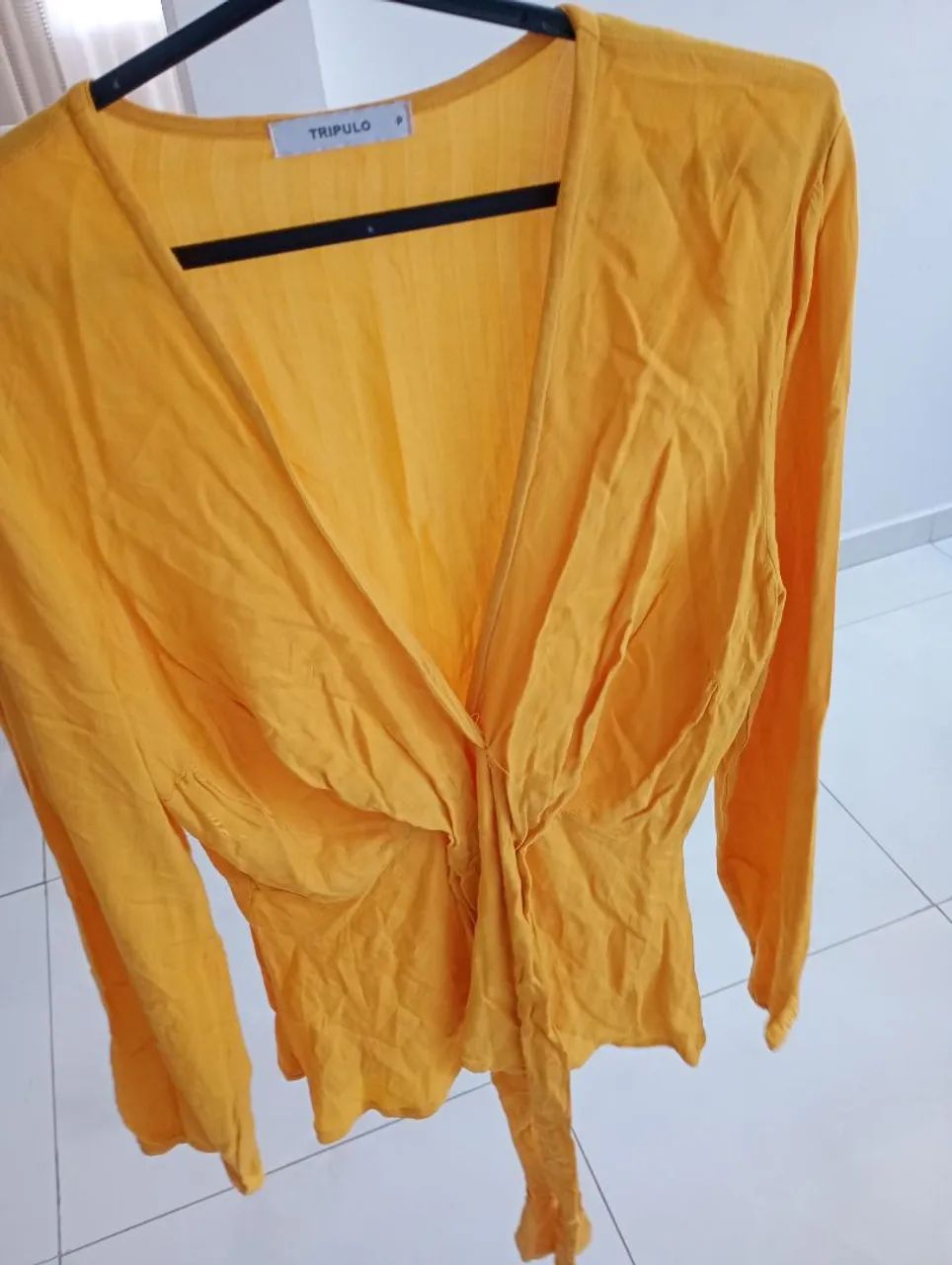 BLUSA AMARELA. VESTE P. 