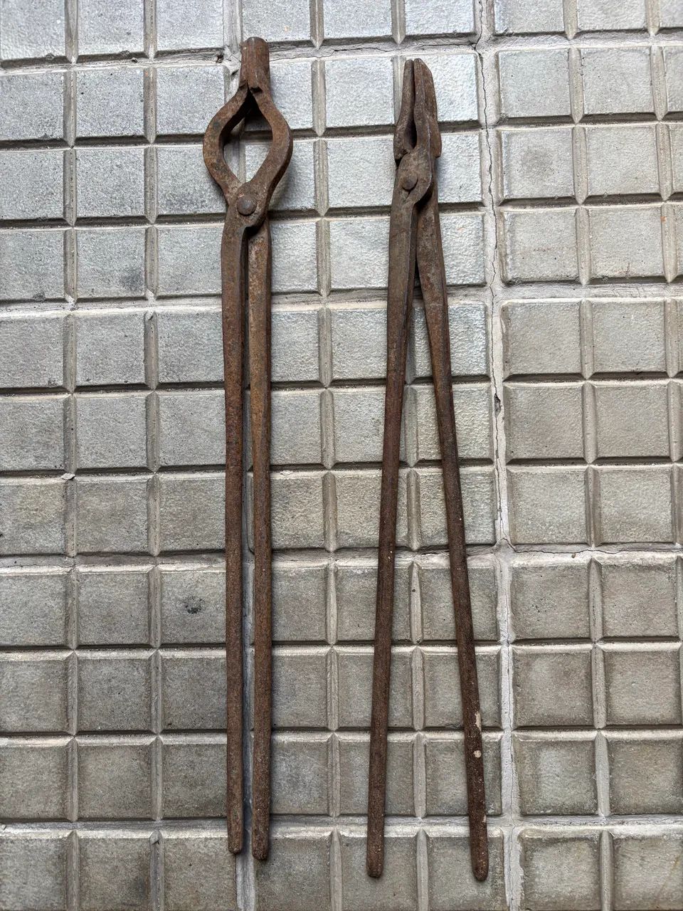 Antigo par de tenaz para forja