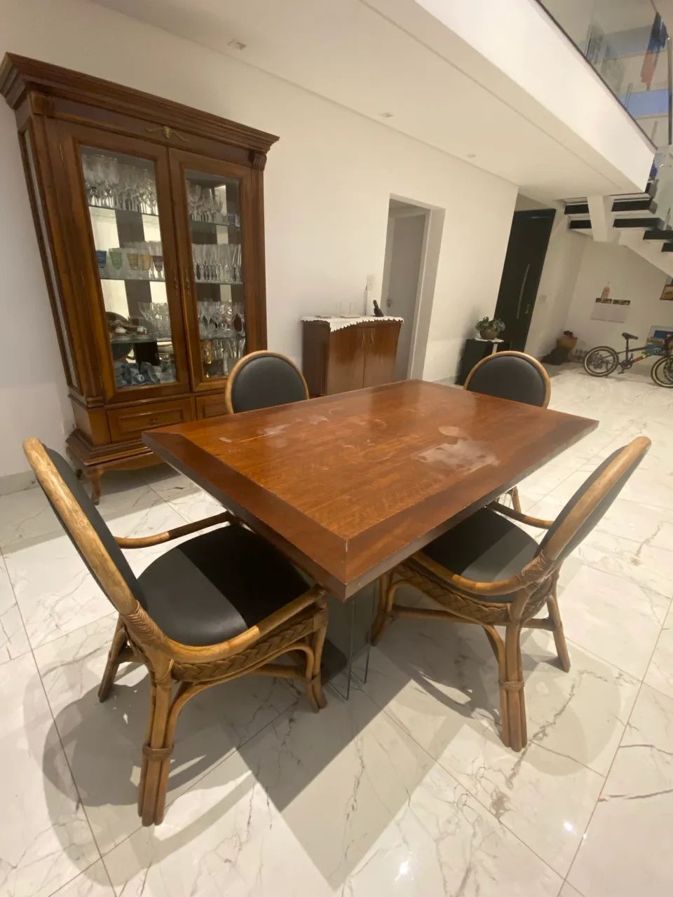 Mesa de Jantar em Madeira Maciça + 4 Cadeiras Estofadas  - Foto 5