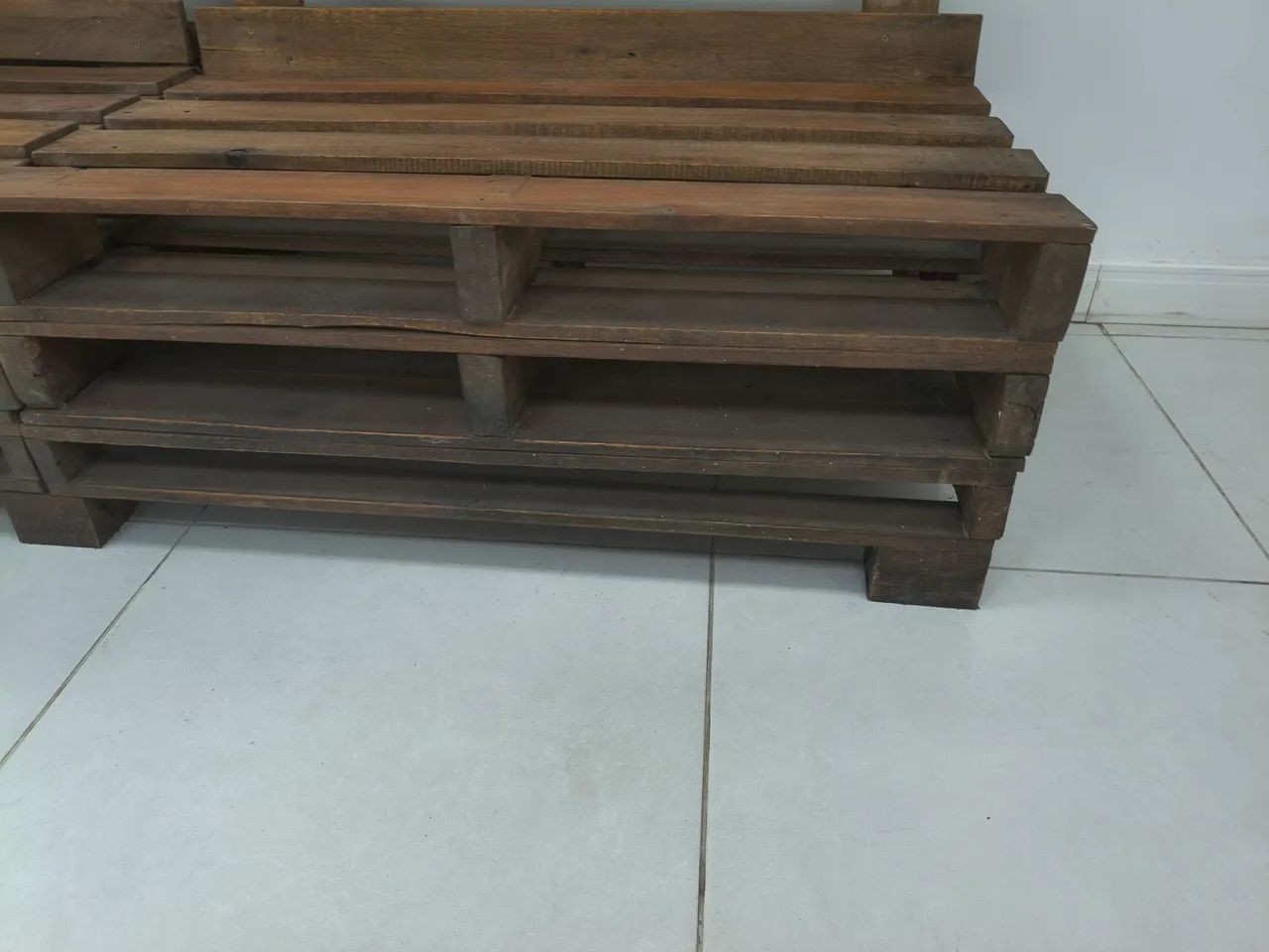 Sofá de paletes com almofadas - Foto 4