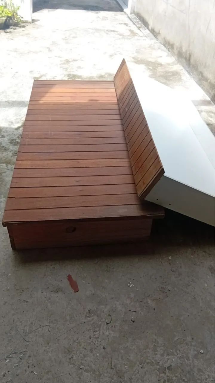 Vendo cama de madeira solteiro com roupeiro 
