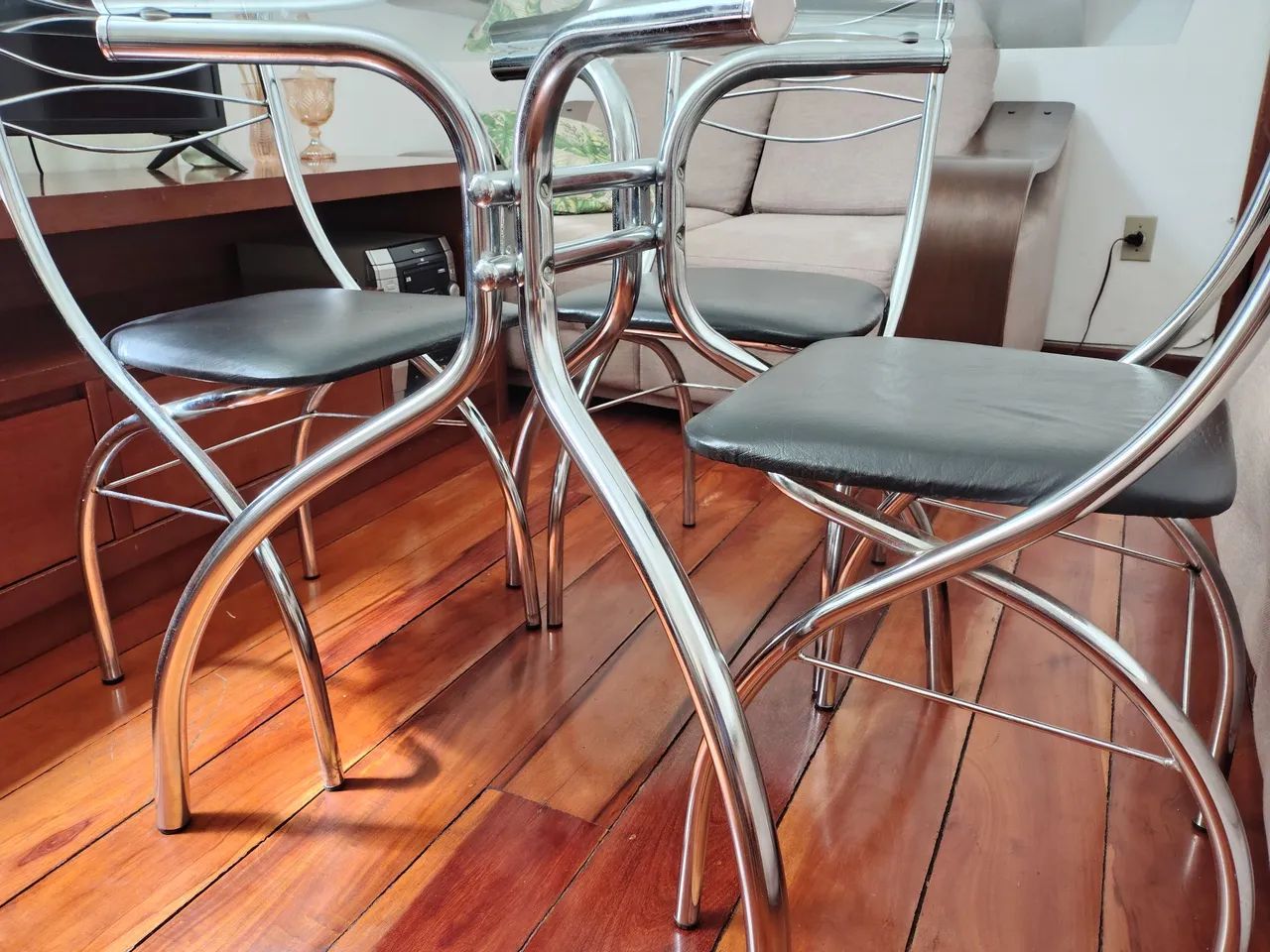 Mesa com quatro cadeiras 