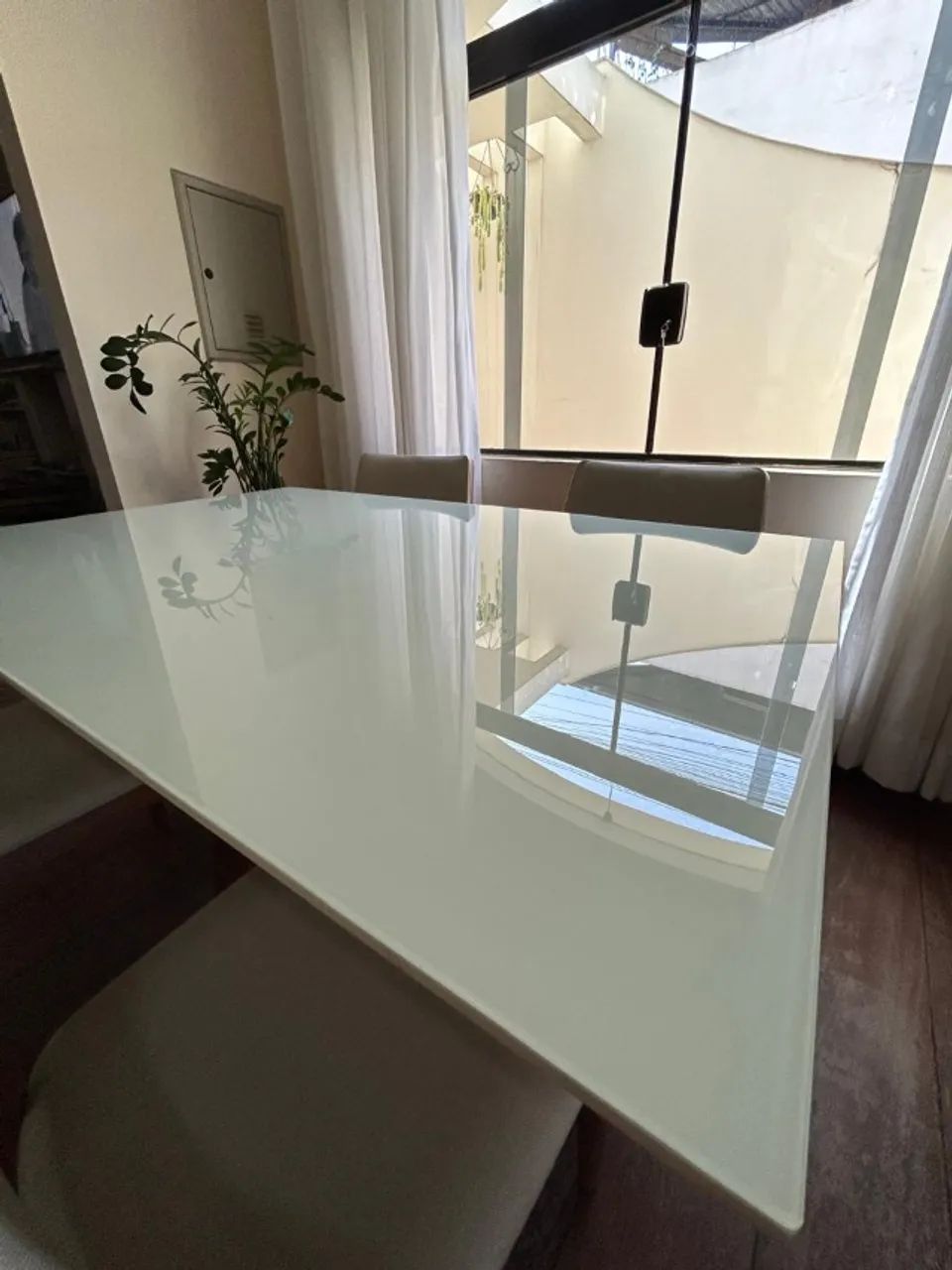 Mesa de Jantar e 4 Cadeiras de Madeira, Laca e Vidro - Foto 3