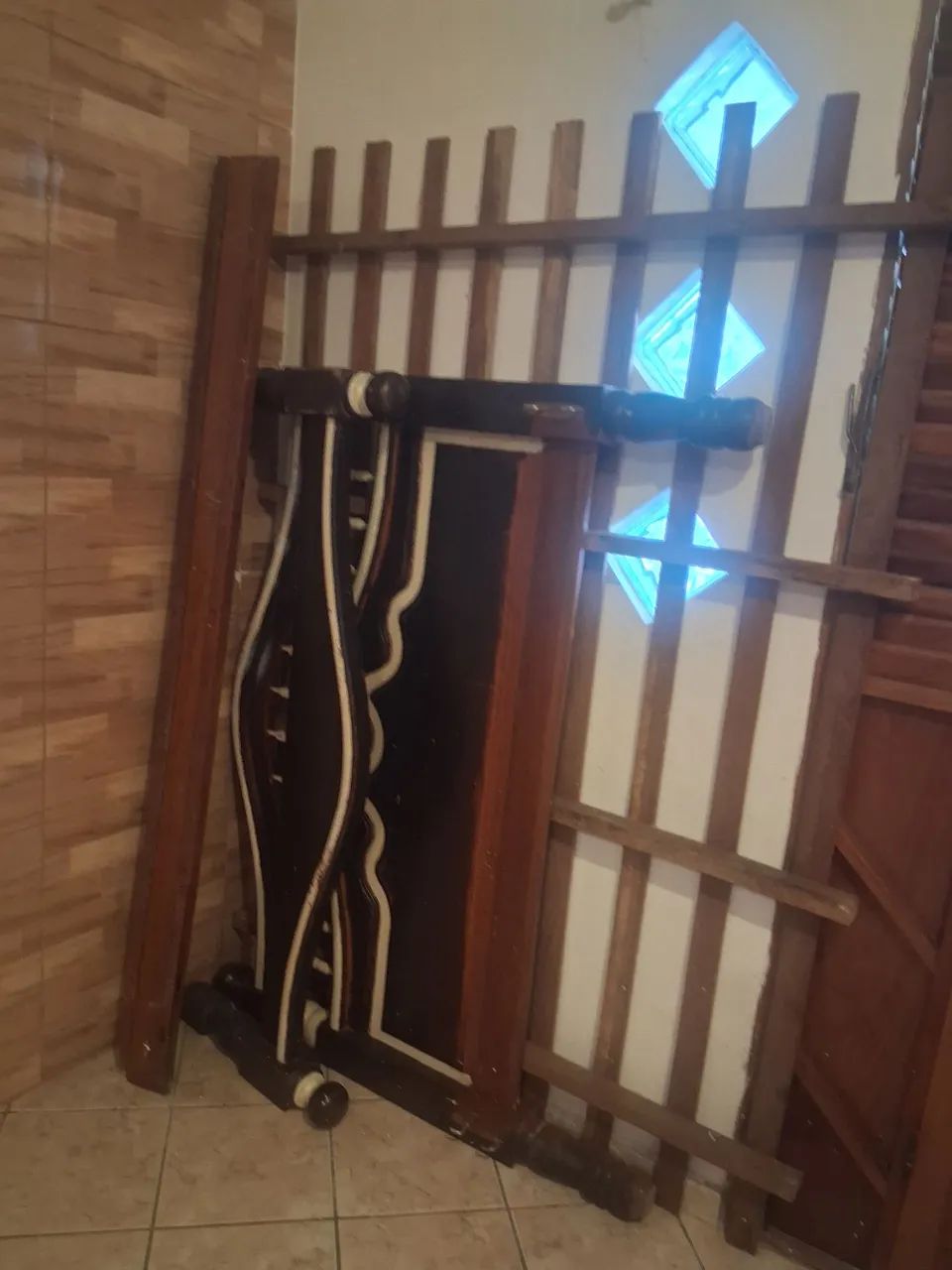 Cama de casal de madeira 
