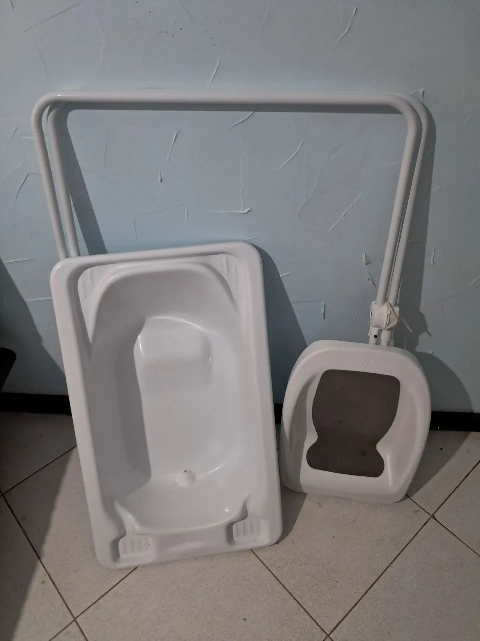 Banheira para bebê completa com pés.
