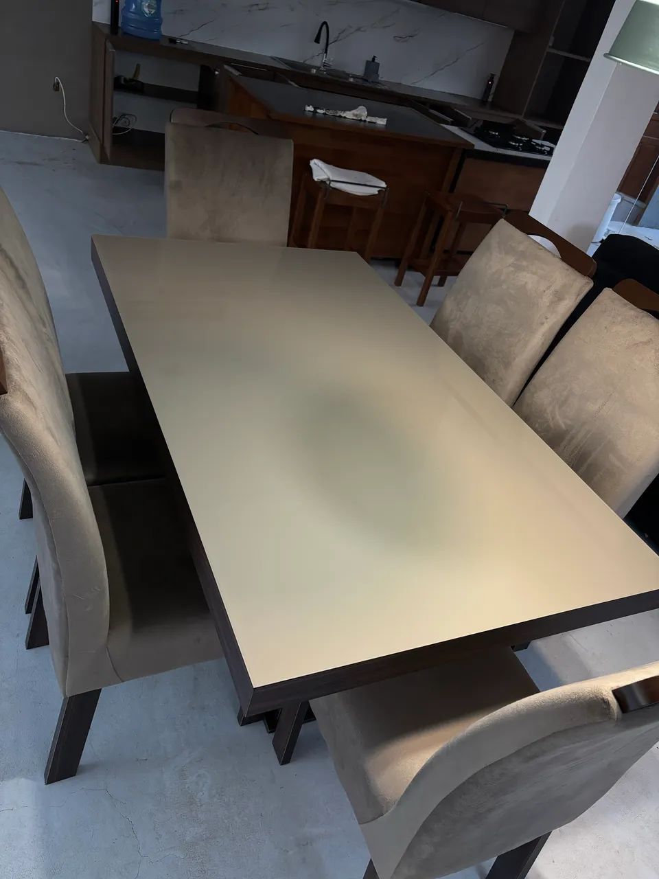 Mesa com 6 cadeiras em suede 