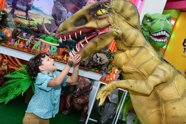 Dinossauro em sua festa .realisno e pontualidade!!