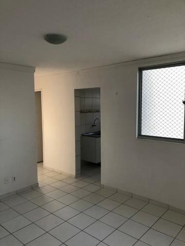 Vendo Apartamento no Cond. Vivendas Parnamirim com garagem coberta no 2º andar - Foto 2