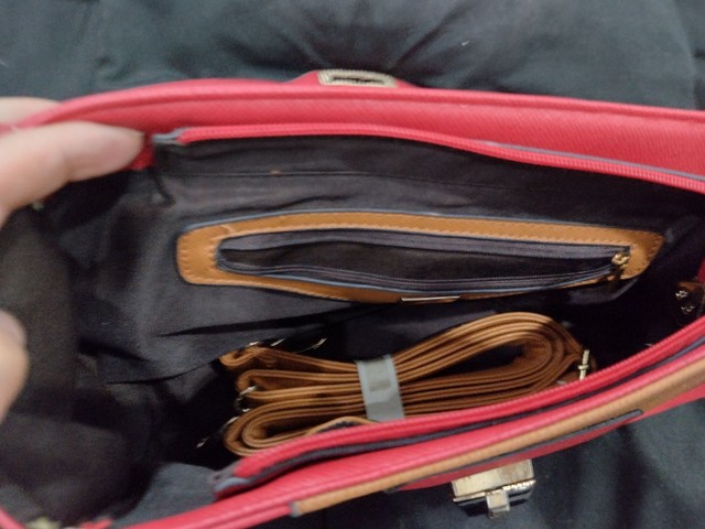Bolsa vermelha e marrom com o cinto  - Foto 5