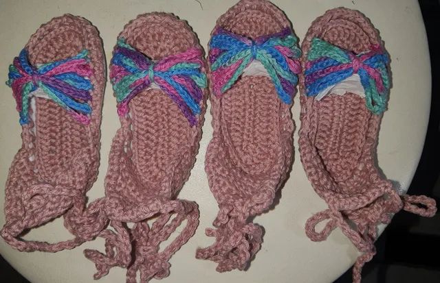 Sandálias de crochê dois pares para bebê gêmeas 1 a 3 meses