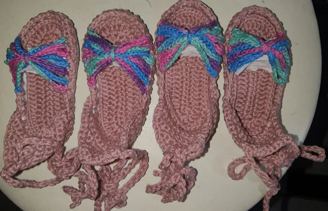 Sandálias de crochê dois pares para bebê gêmeas 1 a 3 meses
