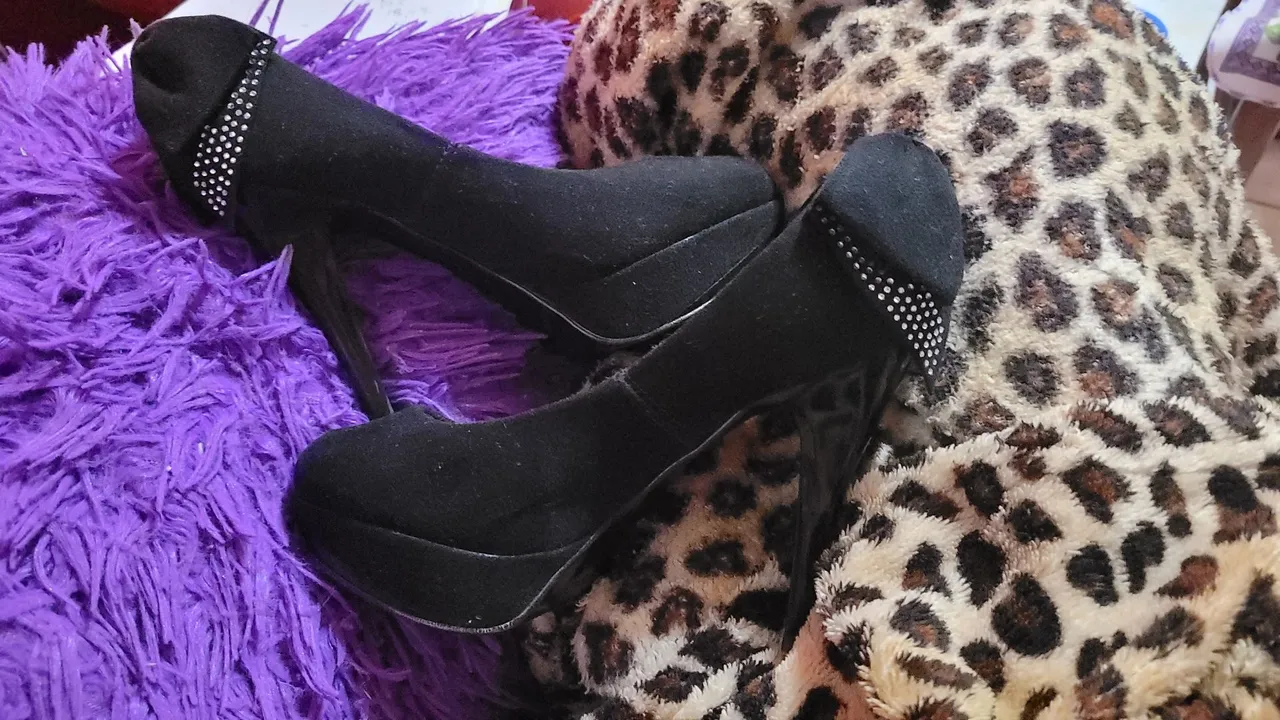Salto alto preto com strass tamanho 34