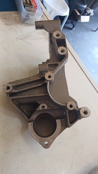 Suporte compressor ar condicionado Agile Corsa Celta Prisma